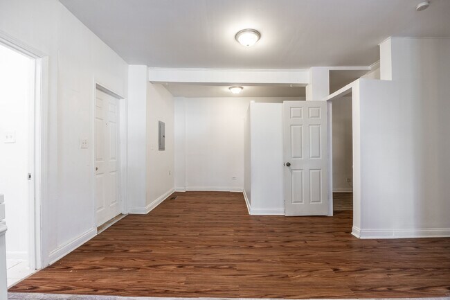 Foto del edificio - 1900 S Throop St