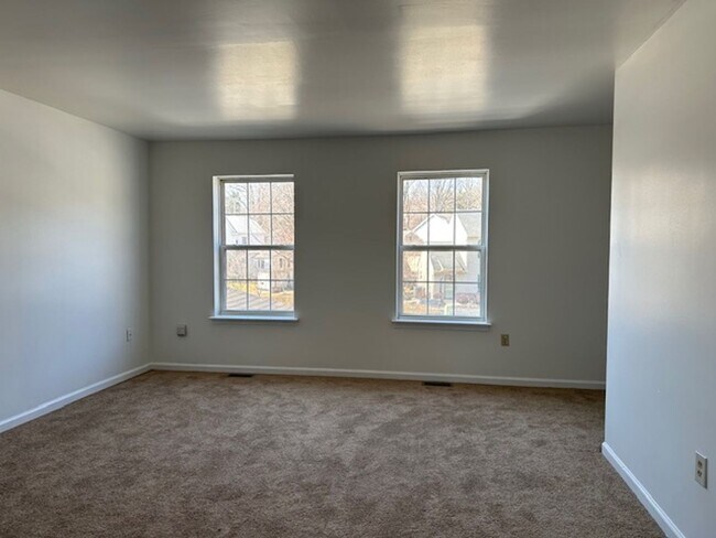 Foto del edificio - 26 Petersburg Ln