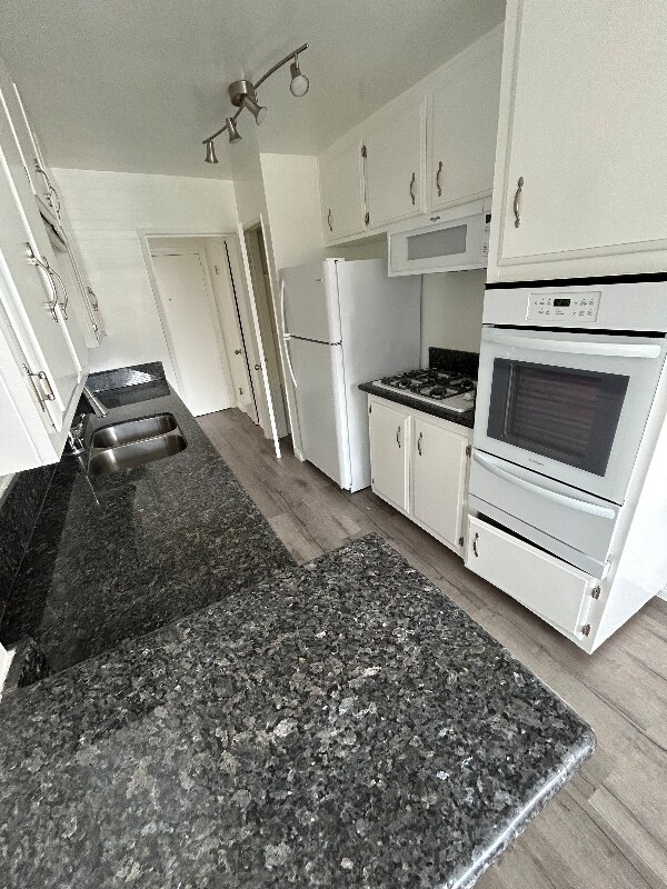 Building Photo - 12221 San Vicente Blvd