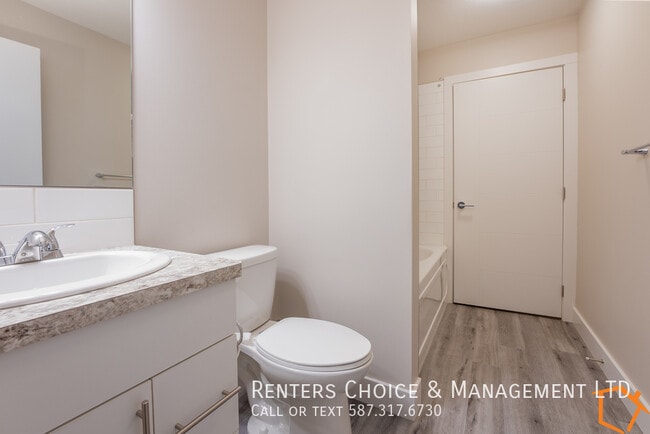 Photo du bâtiment - Basement Suiite With Driveway Parking and ...