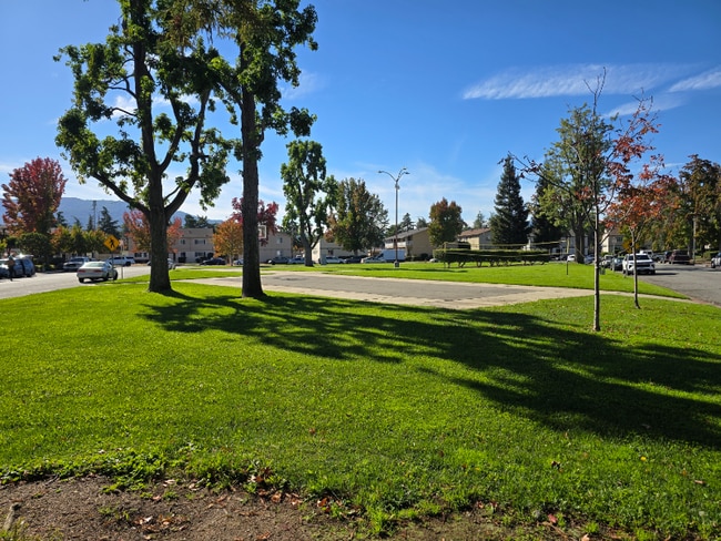 Foto del edificio - 1751 Ross Cir