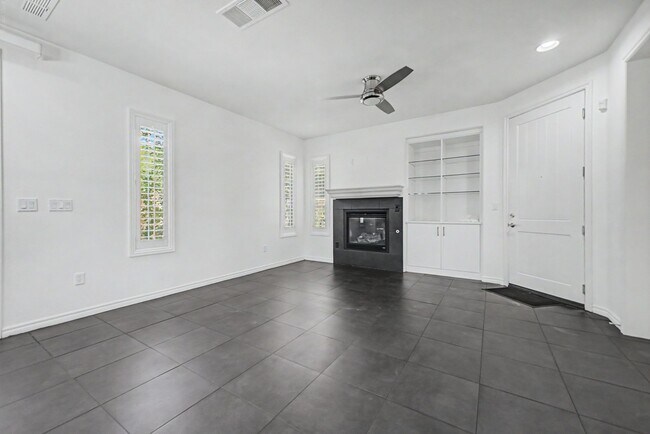 Foto del edificio - Guard gated home in the heart of Summerlin!