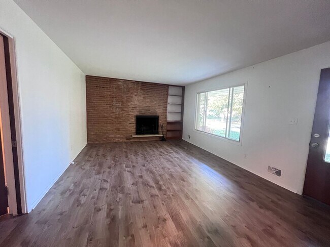 Foto del edificio - Two Bedroom Duplex SE Side w/ Decorative Fireplace! One Stall in Garage!