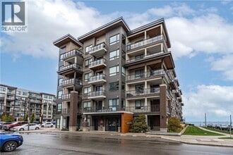 Building Photo - 10 Esplanade Ln