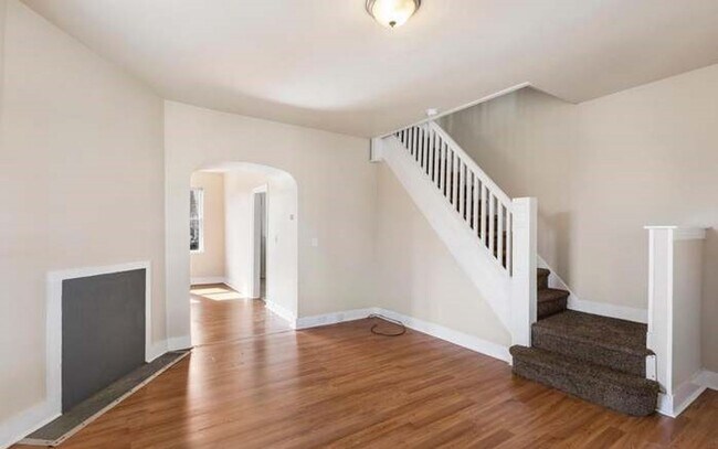 Building Photo - Stunning 3-Bedroom Townhome in East Gemant...