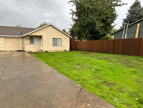 Building Photo - 637 SW Westvale St