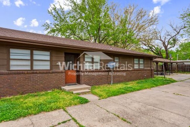 Building Photo - Large 2 bedroom 2 bath duplex