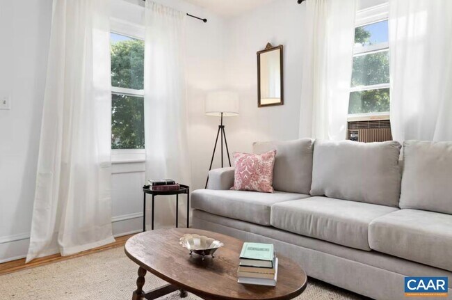 Foto del edificio - 243 Shamrock Rd