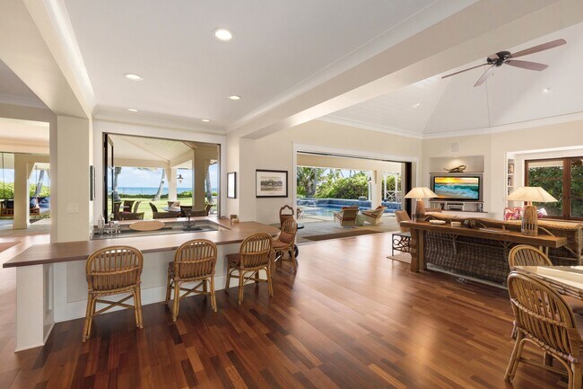 Foto del edificio - Private 7bdrm Beachfront Home w/Carriage H...