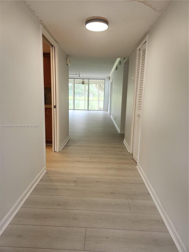 Foto del edificio - 545 Oaks Ln