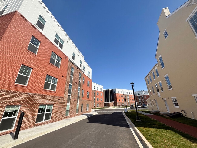 Building Photo - Overlook East
