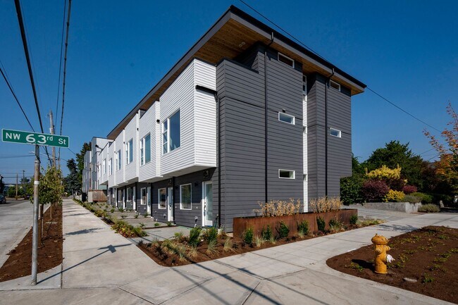 Foto del edificio - Modern 3-Level Townhome (2020) with Private Roof Deck & A/C