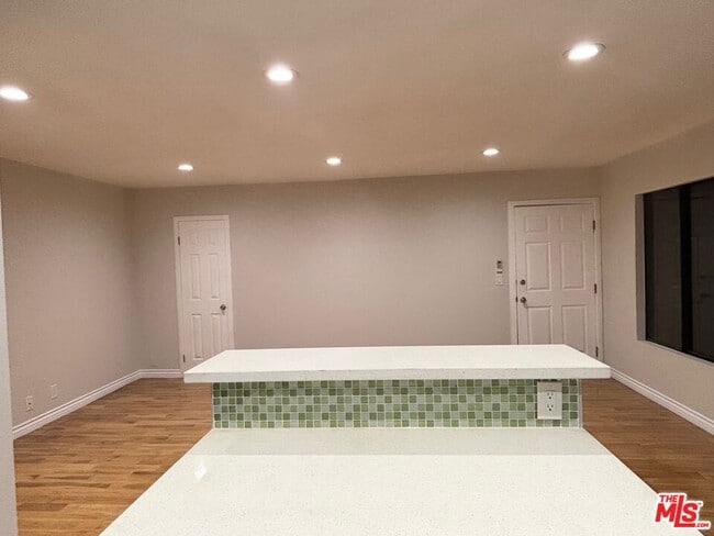 Building Photo - 2488 Beachwood Dr