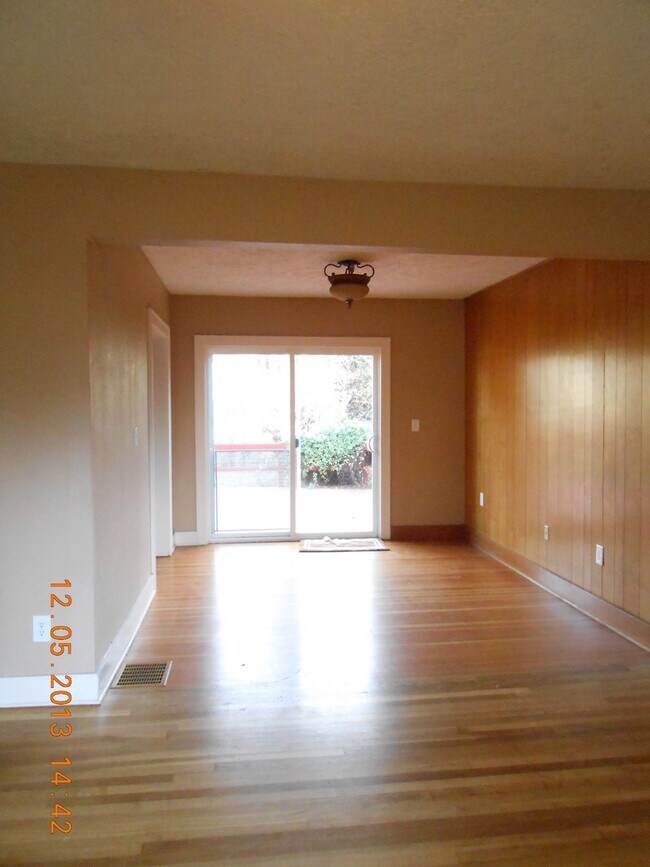 Building Photo - VIDEOTOUR: Beautiful Home with hardwood fl...