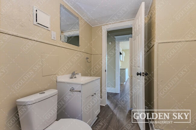 Building Photo - 646 N Mulberry St