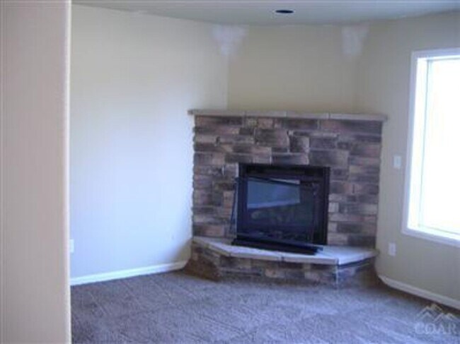 Building Photo - 2 story townhome close to trails!