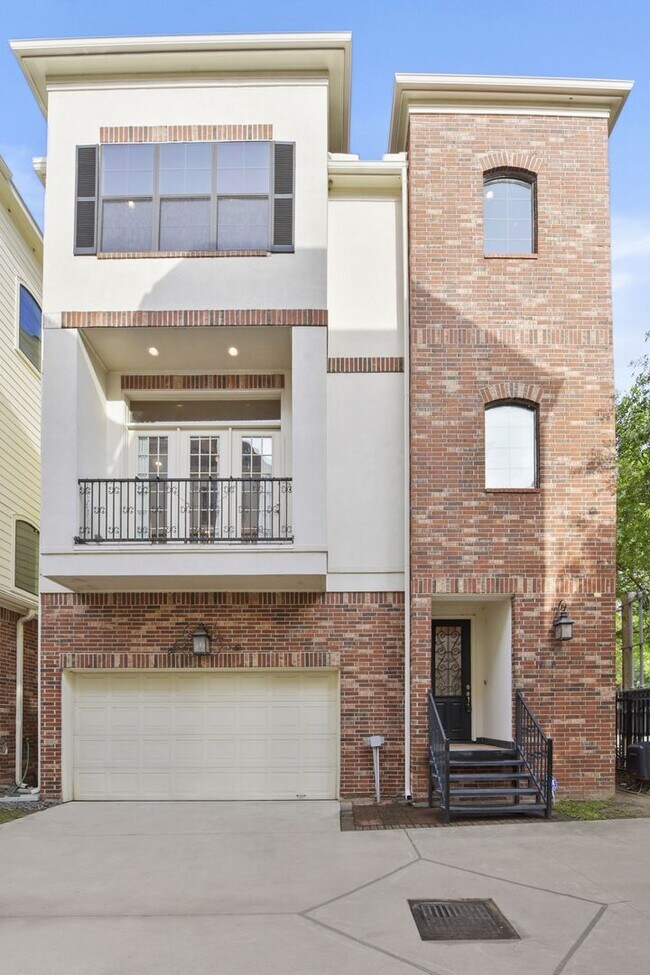 Foto del edificio - Elegant 3-Bedroom Home in Gated Inner Loop...