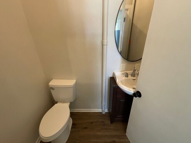 Building Photo - Charming 3 bedroom/1.5 bathroom REMODELED ...