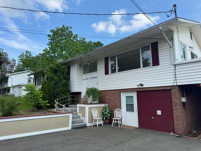 Building Photo - 137 Honness Ln
