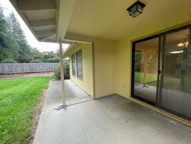 Building Photo - Desirable East Medford Single Story