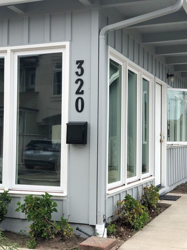 Building Photo - Furnished Yacht Harbor 3 bed/ 2 bath Beach...