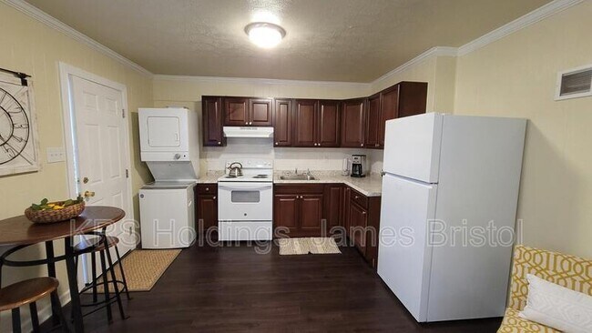 Foto del edificio - 3145 Parkdale Rd