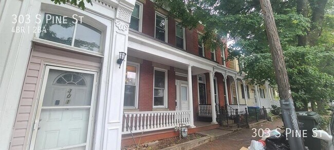 Building Photo - 303 S Pine St