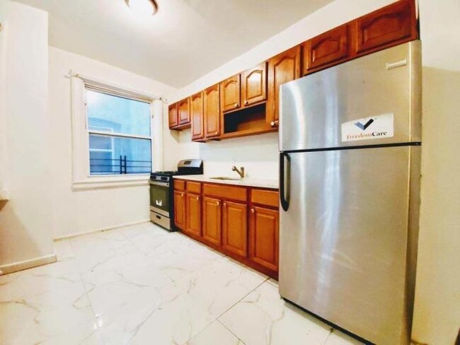 Foto del edificio - 4 bedroom in Bronx NY 10456