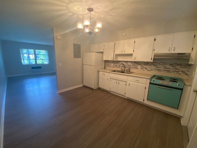 Foto del edificio - 612 Prosperity Farms Rd