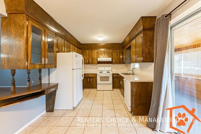 Photo du bâtiment - 2 Bedroom Main Floor, UTILITIES INCLUDED, BONUS INCENTIVE!