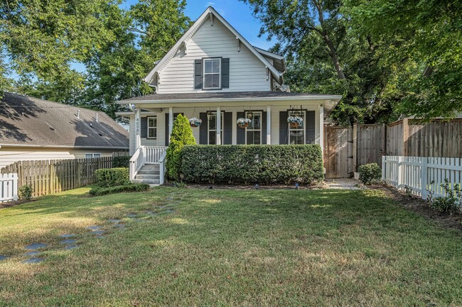 Building Photo - AVAILABLE NOW. CHARMING Sylvan Heights hom...