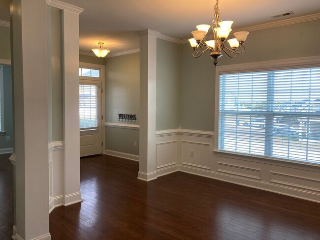 Building Photo - Immaculate 5 Bedrooms, 3.5 Bath Home Located Minutes from Shopping- Easy Commute to Sanford, Ft. ...