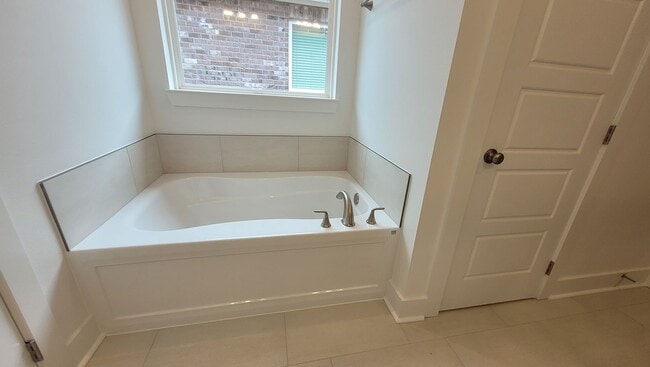 Building Photo - Stunning home in Garden Hill!