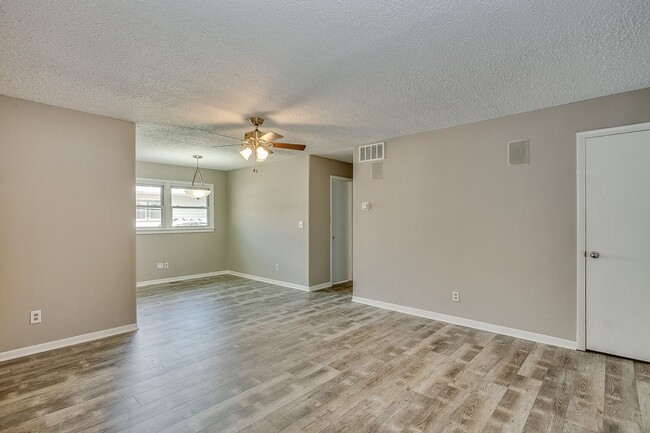 Building Photo - 545 Riverview Ave