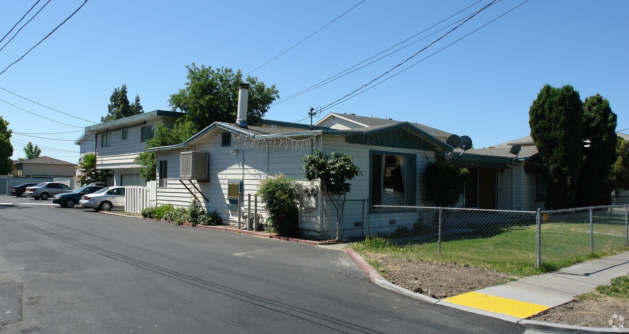 Primary Photo - 1852 Robin Ln