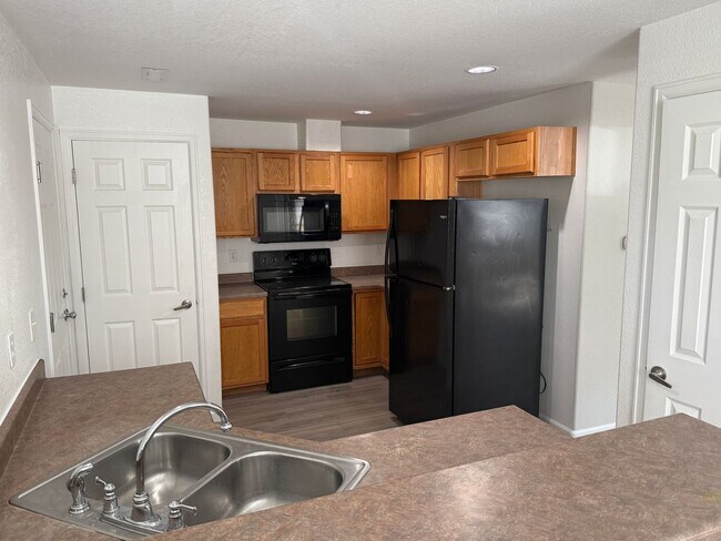 Foto del edificio - 3 bedroom townhome with 2 car garage!