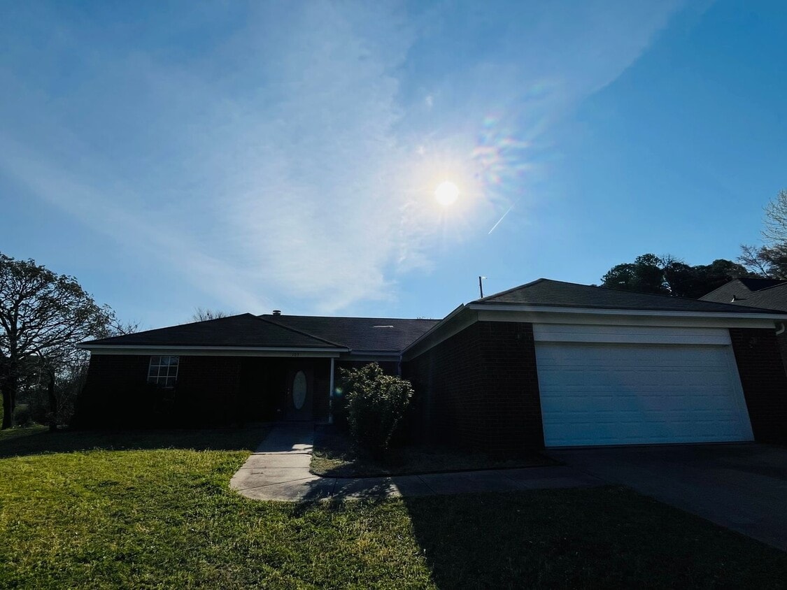 Foto principal - 103 Heather Ln