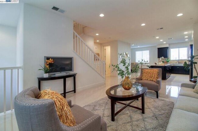 Building Photo - 5315 N Esprit Loop
