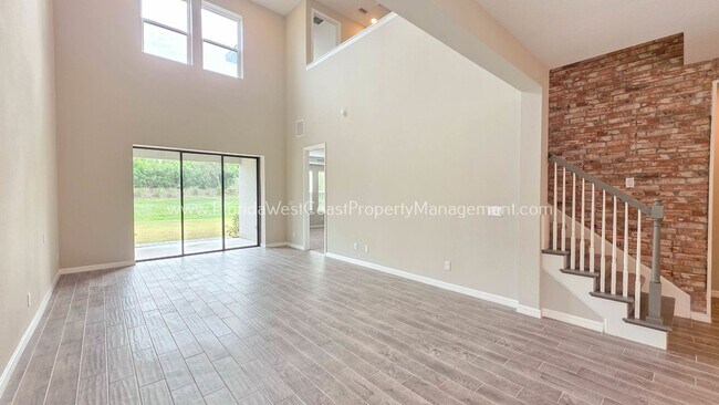 Foto del edificio - OUTSTANDING 3 BEDROOM PLUS EXTRA LARGE FLEX ROOM PLUS HOME OFFICE! PARK EAST- AZARIO!