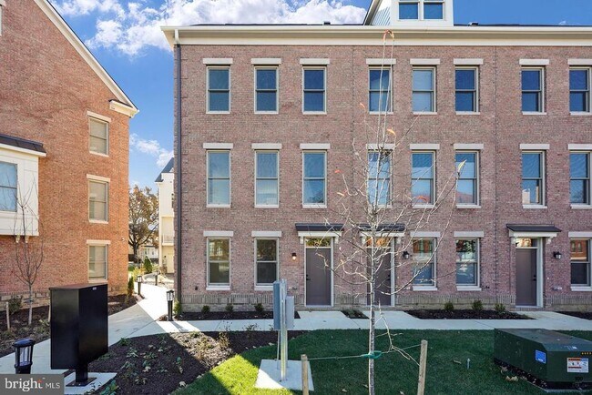 Building Photo - 945 Sycamore Dr SE