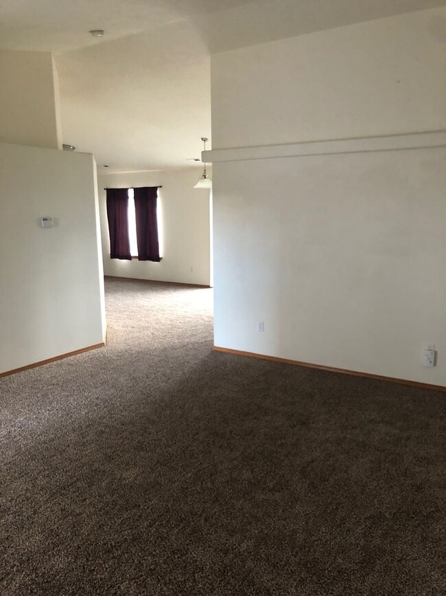 Building Photo - MOVE IN SPECIAL! New Carpet, flooring & pa...