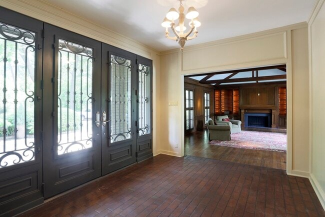 Building Photo - 9 Pine Forest Cir
