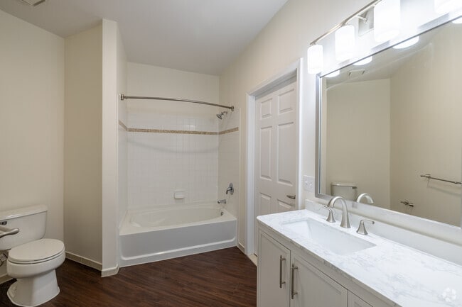 2BR, 2BA - 1,236SF - The Wisteria - Bathroom - The Highlands at Morris Plains