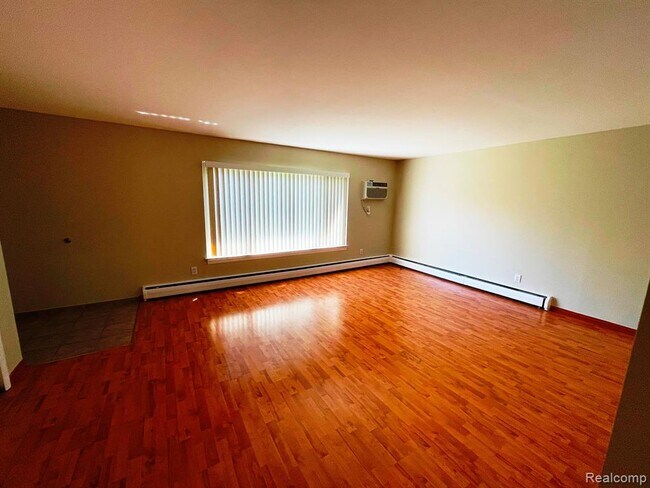 Foto del edificio - 2859 E Maple Rd