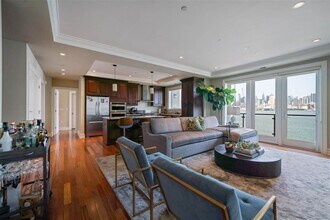 Building Photo - 250 Henley Pl