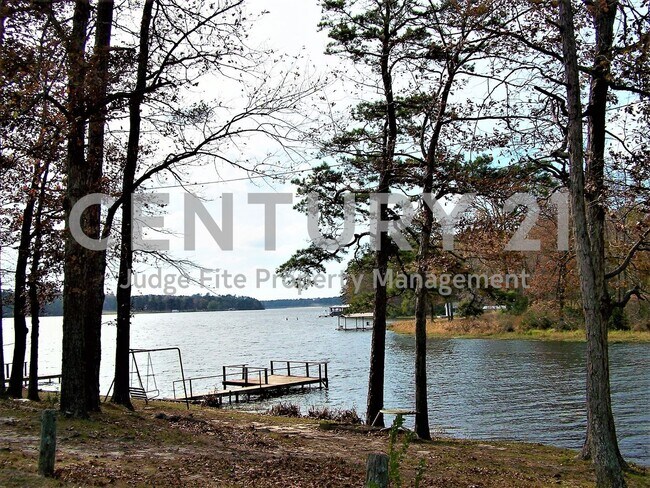 Building Photo - Private and Secluded 3/2 Home Just Minutes...