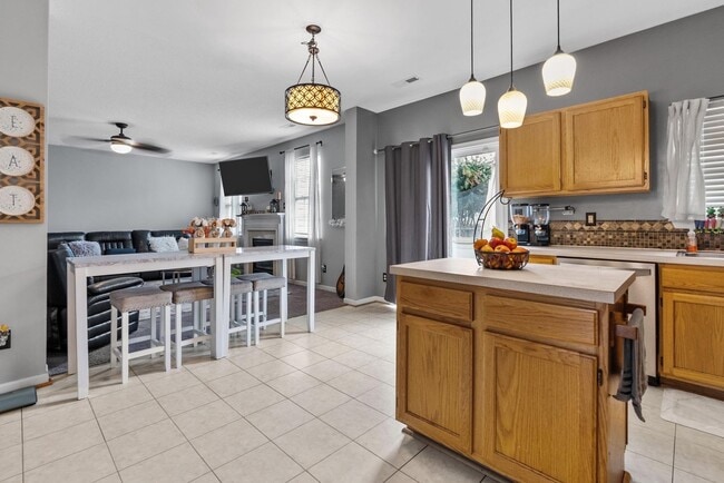 Building Photo - Luxurious 5-Bed, 2.5-Bath Home with Solar Panels in Newport News