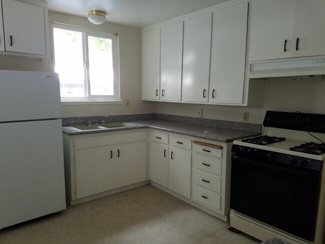 Foto del edificio - Clean East Modesto 2 Bedroom 1 Bath Duplex