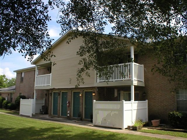 Building Photo - 600 Camelot Private Dr