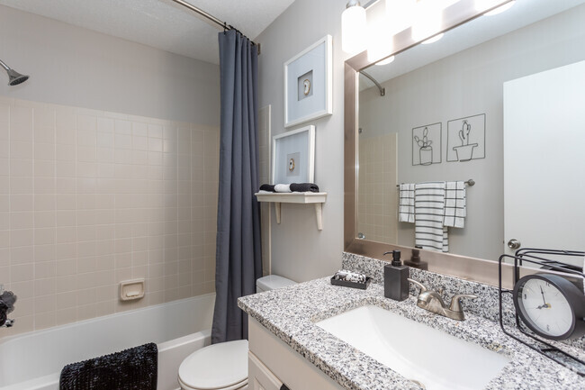 2BR, 2BA - 960SF Magnolia - Bathroom - Amberwood at Lochmere